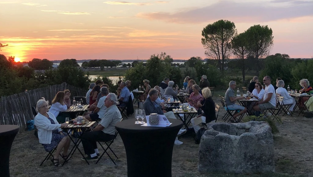 coucher-de-soleil-soiree-piano-dans-la-vigne-aout-2026-vignoble-les-hauts-de-talmont-repas-dans-notre-jardin