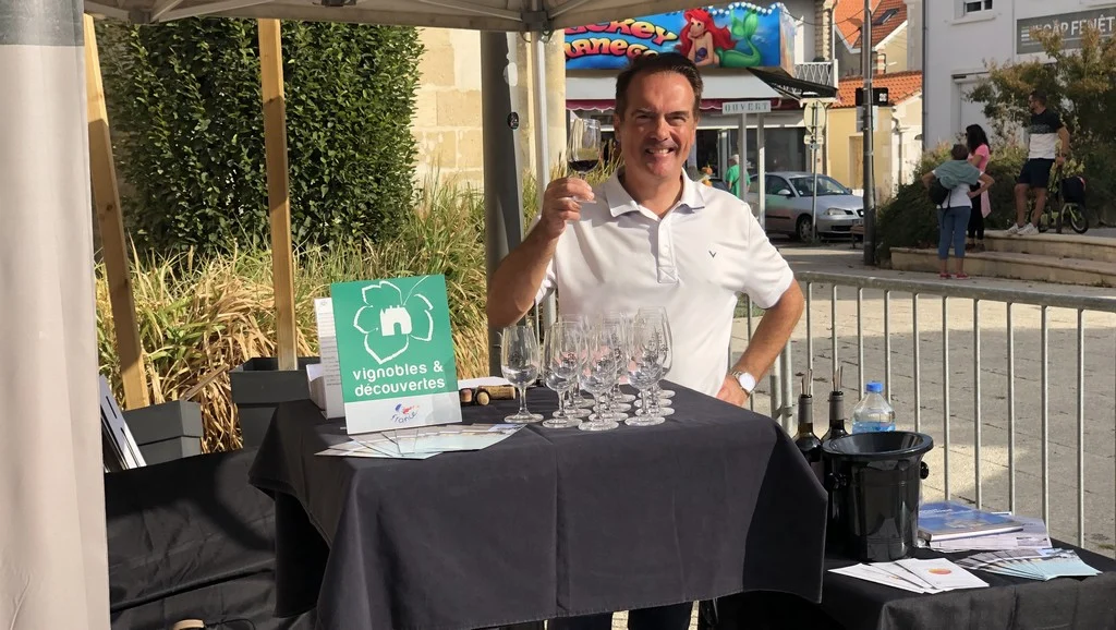 le-stand-vignoble-stand-les-hauts-de-talmont-fete-des-vendanges-saint-georges-de-didonne